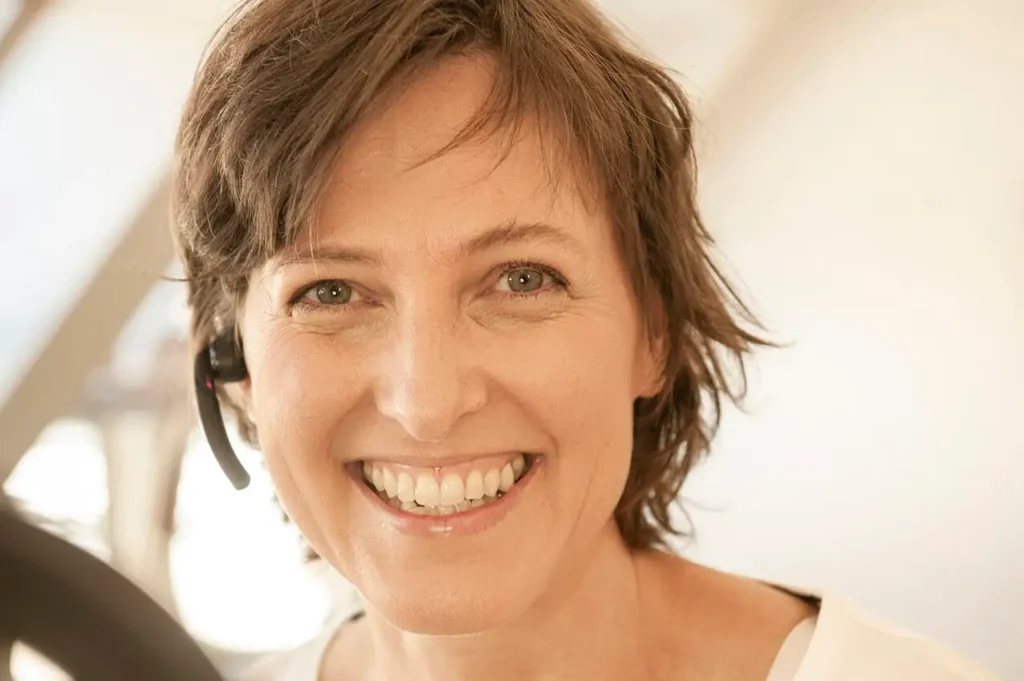 Michaela Kratky mit Headset beim Online-Rückentraining Rückenglück Wien