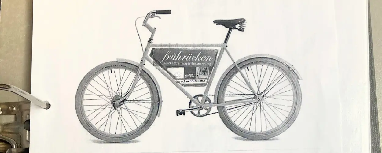 Historisches frührücken Marketingbild – Fahrrad mit Rückentraining-Branding