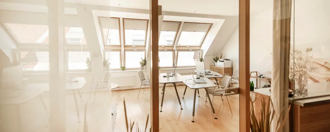Helles Büro im Dachgeschoss des Rückenglück Instituts Wien