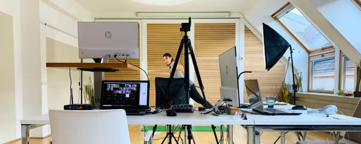 Rückenglück Online-Trainingssetup im Studio Wien mit Kamera und Monitoren