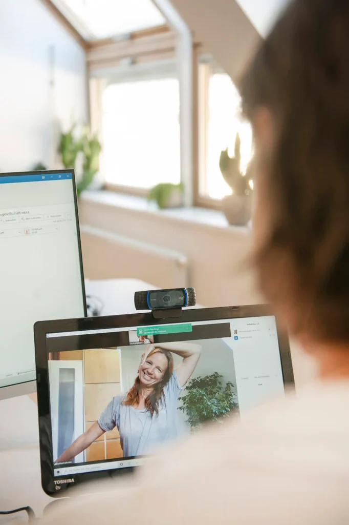 Kundin beim Online-Rückentraining Rückenglück via Laptop und Webcam