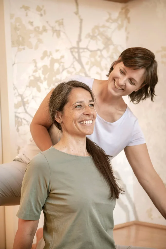 Trainerin korrigiert Nackenhaltung beim Rückenglück Personal Training Wien