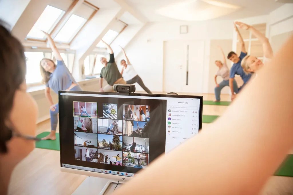 Rückenglück Hybridkurs – Studio-Gruppe und Online-Teilnehmer live via Zoom