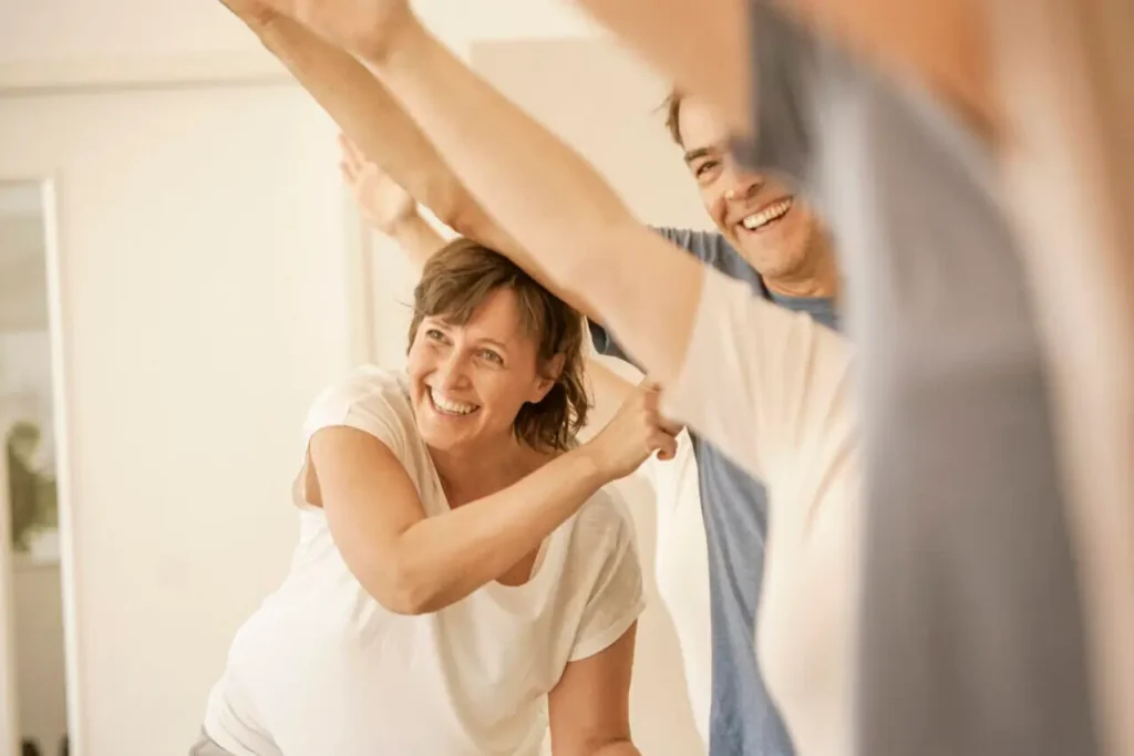Fröhliche Gruppe beim Rückenglück Training im Studio Wien
