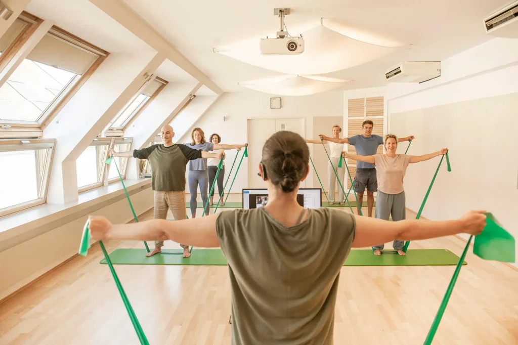 Rückenglück Gruppentraining im Studio Wien mit Theraband-Übungen