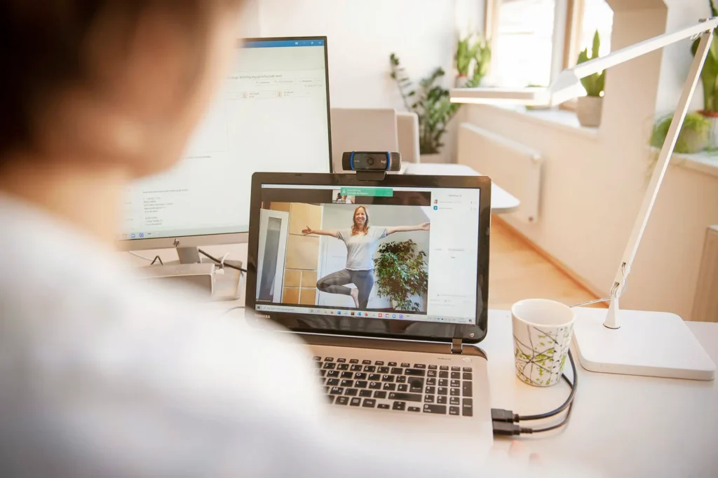 Kundin beim Online-Rückentraining Rückenglück zuhause via Laptop