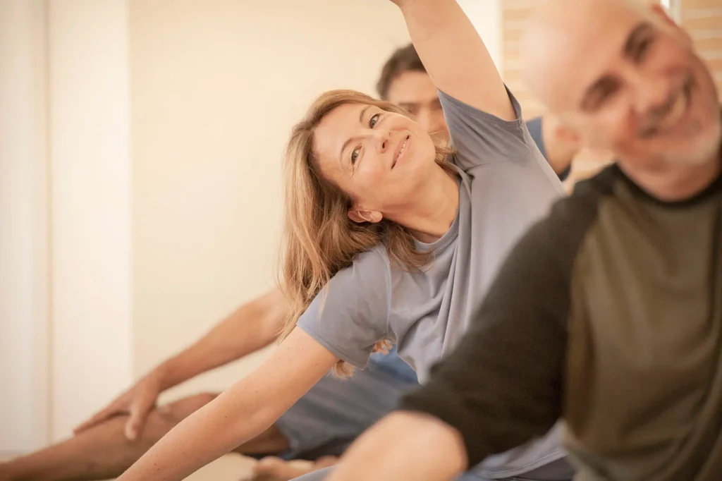 Gruppe bei Seitdehnung im Rückenglück Training Wien
