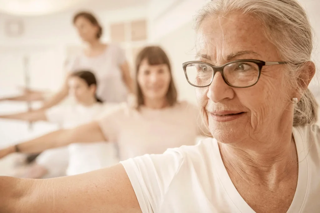 Seniorin beim Rückenglück Gruppentraining Wien